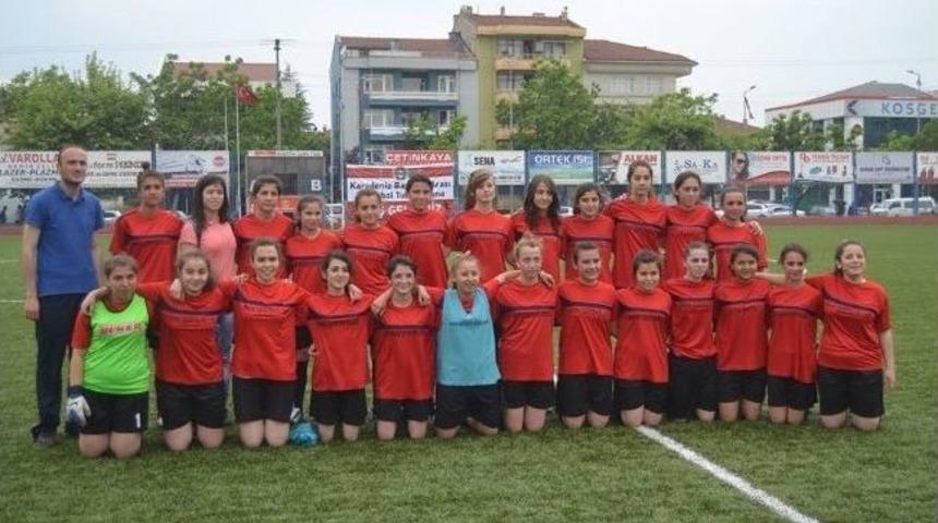 D&uuml;zce&rsquo;nin Tek Bayan Futbol Takımı Namağlup