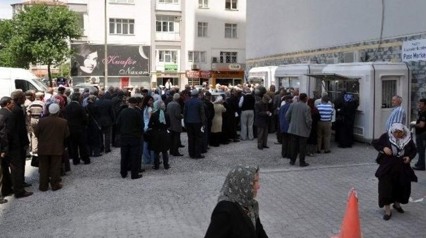 Yaşlılar, &Uuml;cretsiz Ulaşıma Yoğun İlgi G&ouml;steriyor