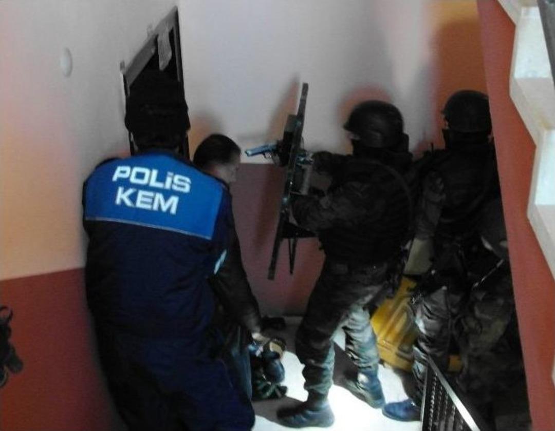 Elazığ'da Polisten Uyuşturucu Satıcılarına Darbe