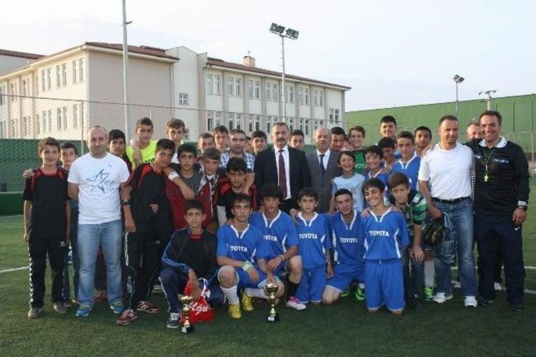 Şampiyon &Uuml;zeyir Garih Ortaokulu Oldu