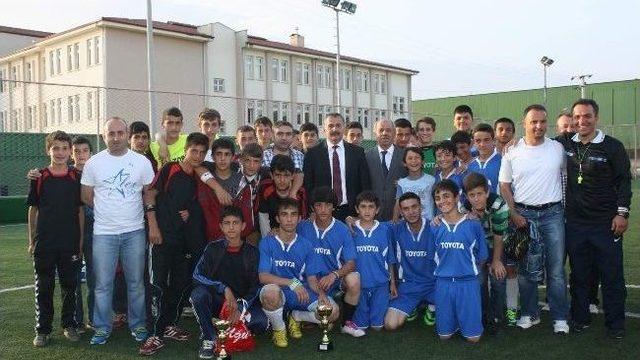 Şampiyon Üzeyir Garih Ortaokulu Oldu