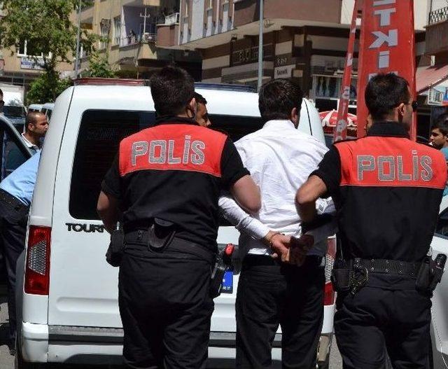 İş Yerinde Taşlı Sopalı Kavga: 3 Gözaltı