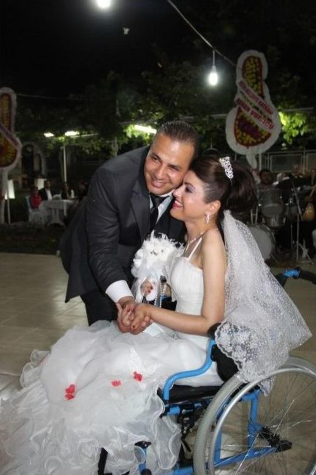 Facebook'ta Tanışan Engelli &Ccedil;ift Evlendi