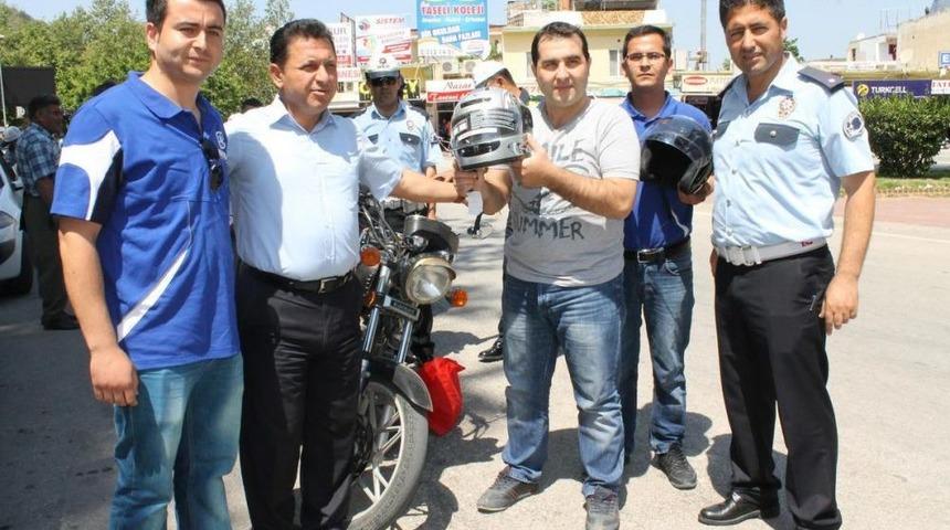 Silifke&rsquo;de Motosiklet S&uuml;r&uuml;c&uuml;lerine Kask Dağıtımı