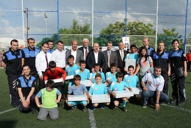 Futbol Turnuvasında Dereceye Giren Takımlara Ödül