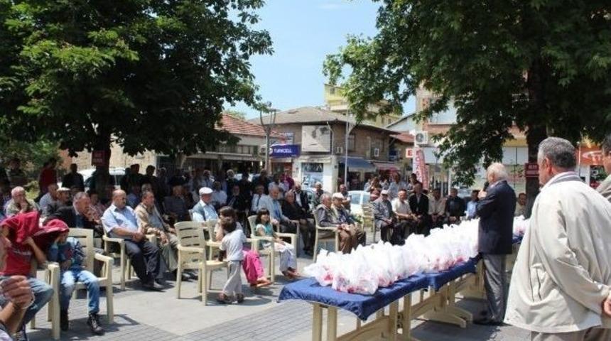 Belediye Başkanı Kandil Simidi Dağıttı