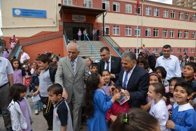 Başkan Büyükkılıç, Ahmet Kirazgiller İlkokulu'nda Yerel Yönetimler Dersi Verdi