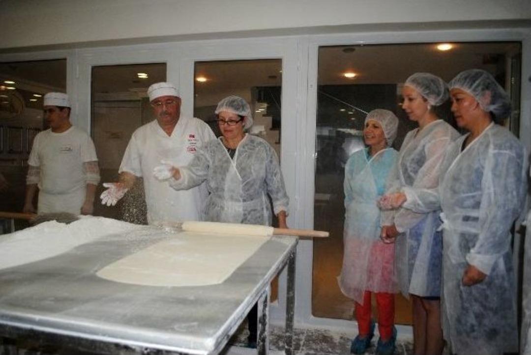 Konsolos Eşlerı Baklava A&ccedil;tı