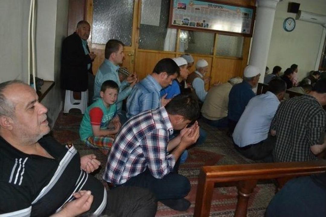 Mira&ccedil; Kandilinde 1000 Kişiye S&uuml;t Dağıtıldı