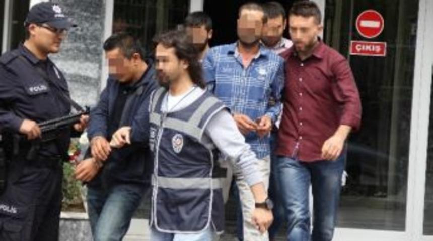 Otomobilde 4 Kilo 300 Gram Esrar Ele Ge&ccedil;ti: 3 G&ouml;zaltı