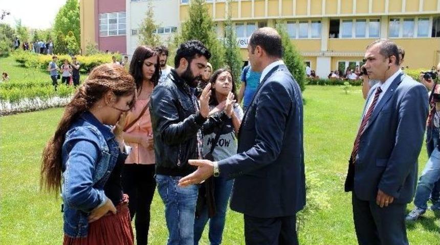 İki Bakanın Katıldığı Program Sonrasında &Ouml;ğrenciler Protesto G&ouml;sterisi Yaptı