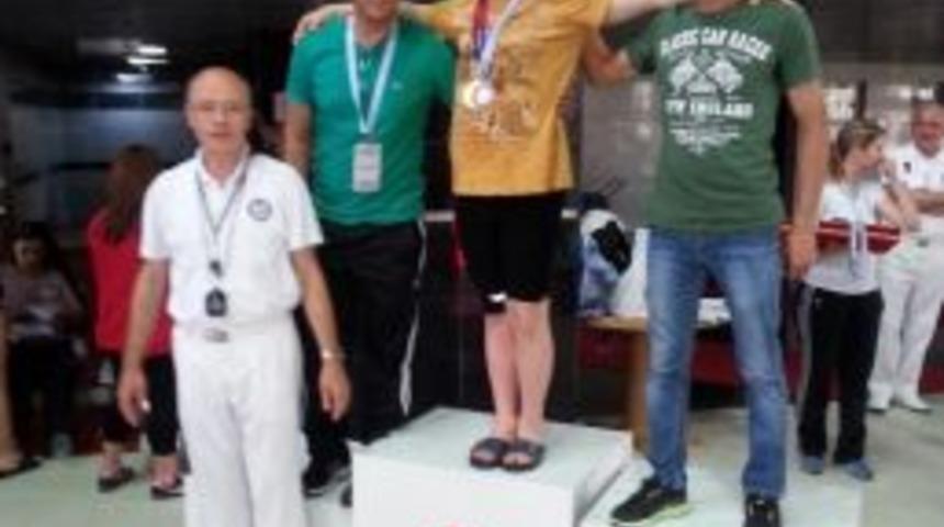 &Ouml;zel Sporcudan Y&uuml;zme Şampiyonasında B&uuml;y&uuml;k Başarı