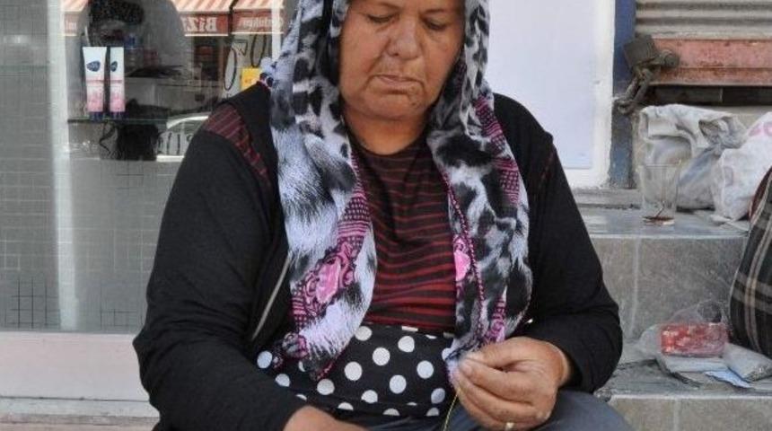 Torunlarını Okutmak İ&ccedil;in Boncuk Satıyor