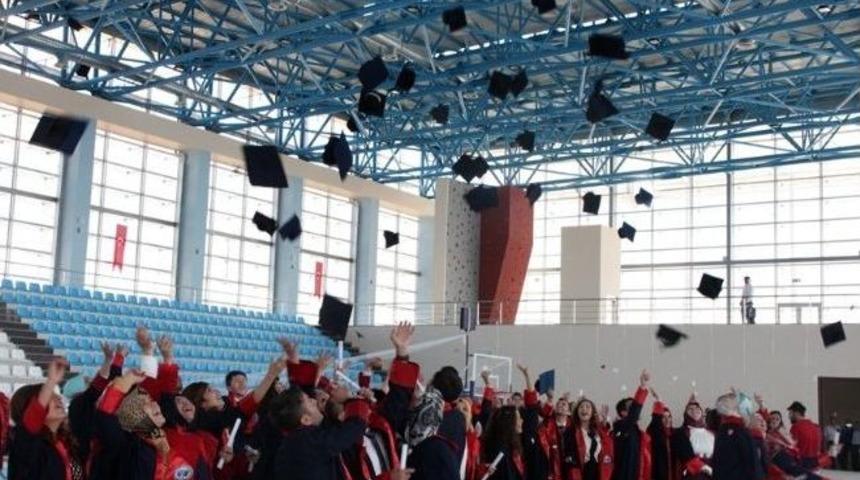 Km&uuml;&rsquo;de Hemşireler Kep Attı