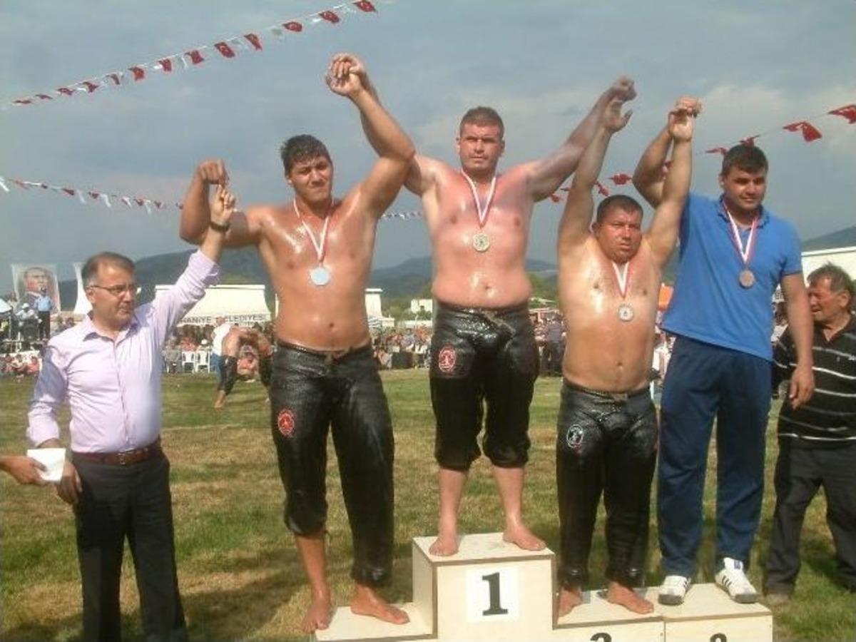 Burhaniye&rsquo;de Yağlı G&uuml;reş Coşkusu