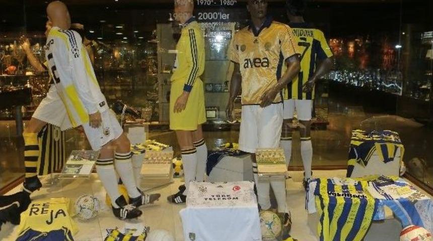 Fenerbah&ccedil;e'de, Şampiyonluk Forması Sergilenmeye Başlandı