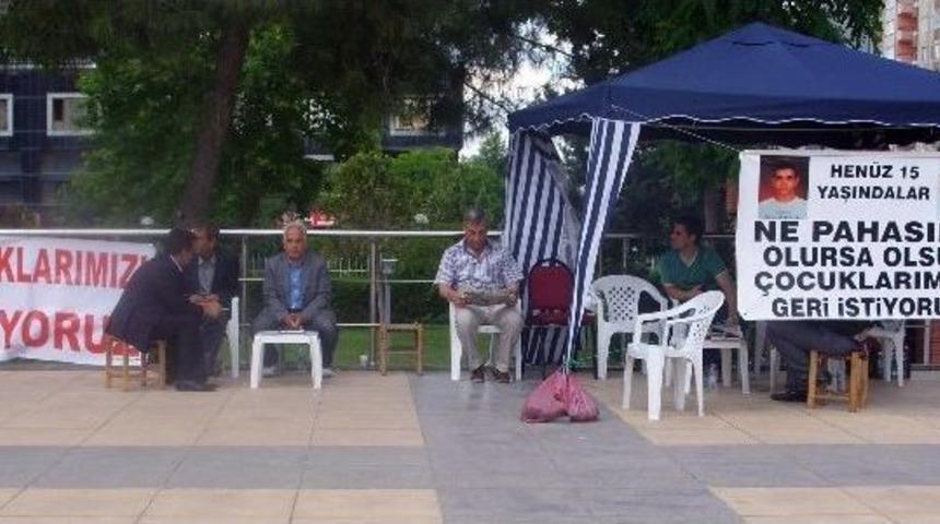 Pkk'nın &Ccedil;ocuklarını Ka&ccedil;ırdığı Ailelerin Eylemi S&uuml;r&uuml;yor