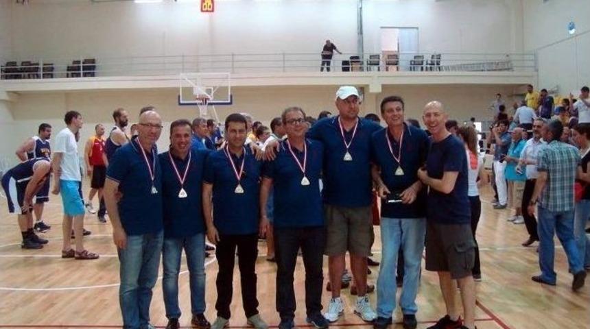 Aydın'a Veteranlar Basketbolda Centilmenlik &Ouml;d&uuml;l&uuml;