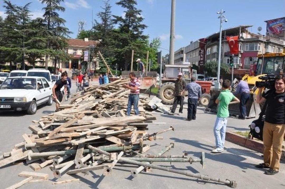 Devrilen R&ouml;morktaki Tahtalar Yola Sa&ccedil;ıldı, Trafik Fel&ccedil; Oldu