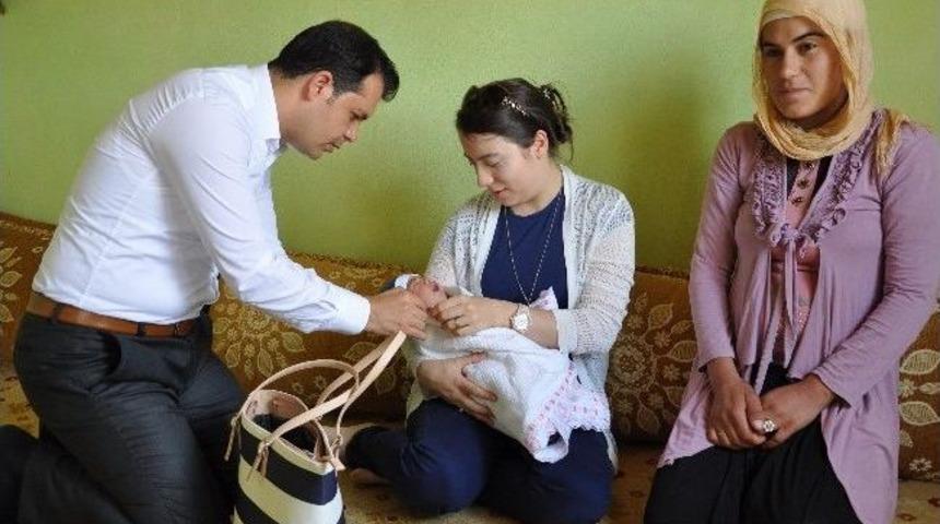 Kaymakam Demirci Kazandığı Altını Yeni Doğan Bebeğe Taktı