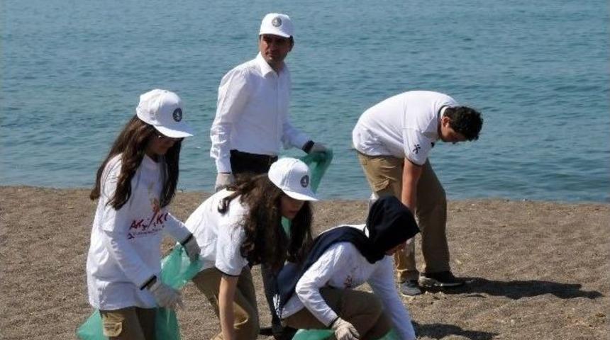Ak&ccedil;akoca'da &Ouml;ğrenciler Belediye Başkanıyla Plajı Temizledi