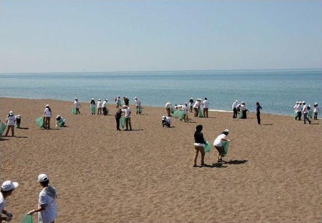 Akçakoca'da Öğrenciler Belediye Başkanıyla Plajı Temizledi