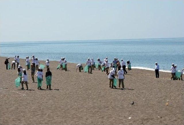 Akçakoca'da Öğrenciler Belediye Başkanıyla Plajı Temizledi