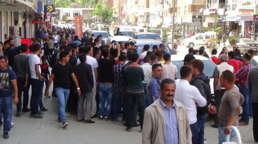 İstanbul&rsquo;dan Gelip Hakkari&rsquo;de Sokak M&uuml;ziği Yapıyorlar