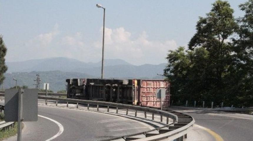 Virajı Alamayan Tır Devrildi: 1 Yaralı