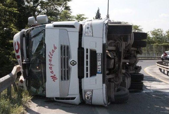 Virajı Alamayan Tır Devrildi: 1 Yaralı