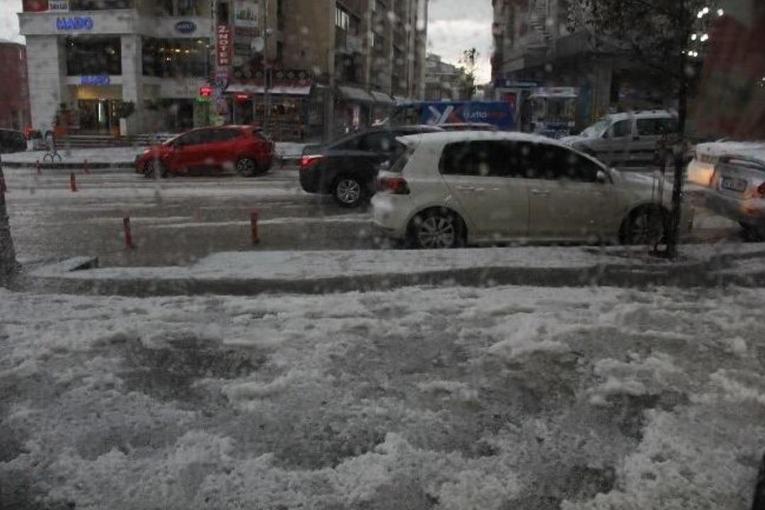 Erzurum&rsquo;da Dolu Yağışı Sel Ve Su Baskınlarına Neden Oldu