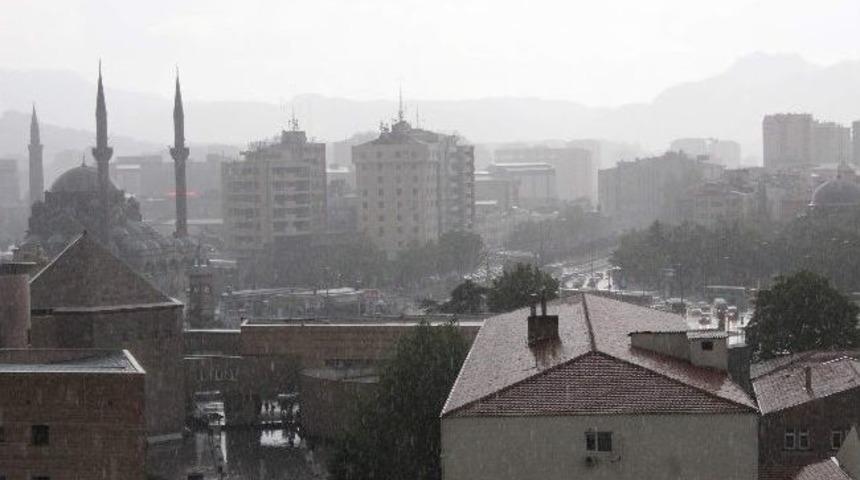 Kayseri'de Sağanak Yağış Etkili Oldu