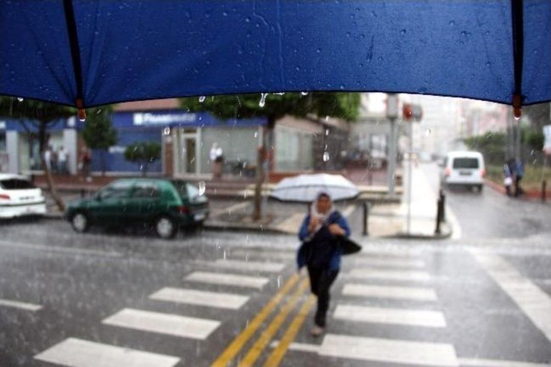 Adana&rsquo;da Yağmur Hazırlıksız Yakaladı