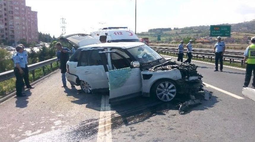 L&uuml;ks Cip Bariyerlere &Ccedil;arptı: &Uuml;&ccedil; Yaralı