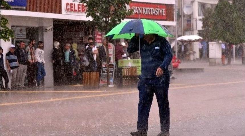 Bolu&rsquo;da Sağanak Yağış Hayatı Fel&ccedil; Etti