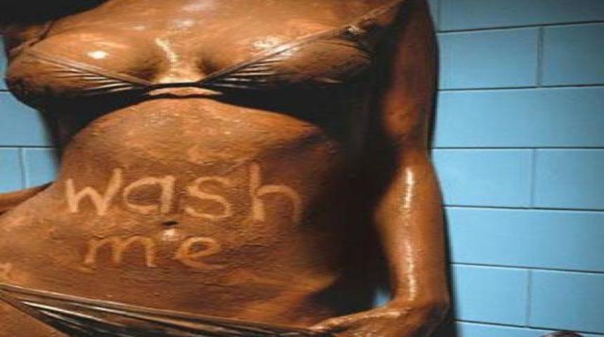 Seksi reklama alet ettiler