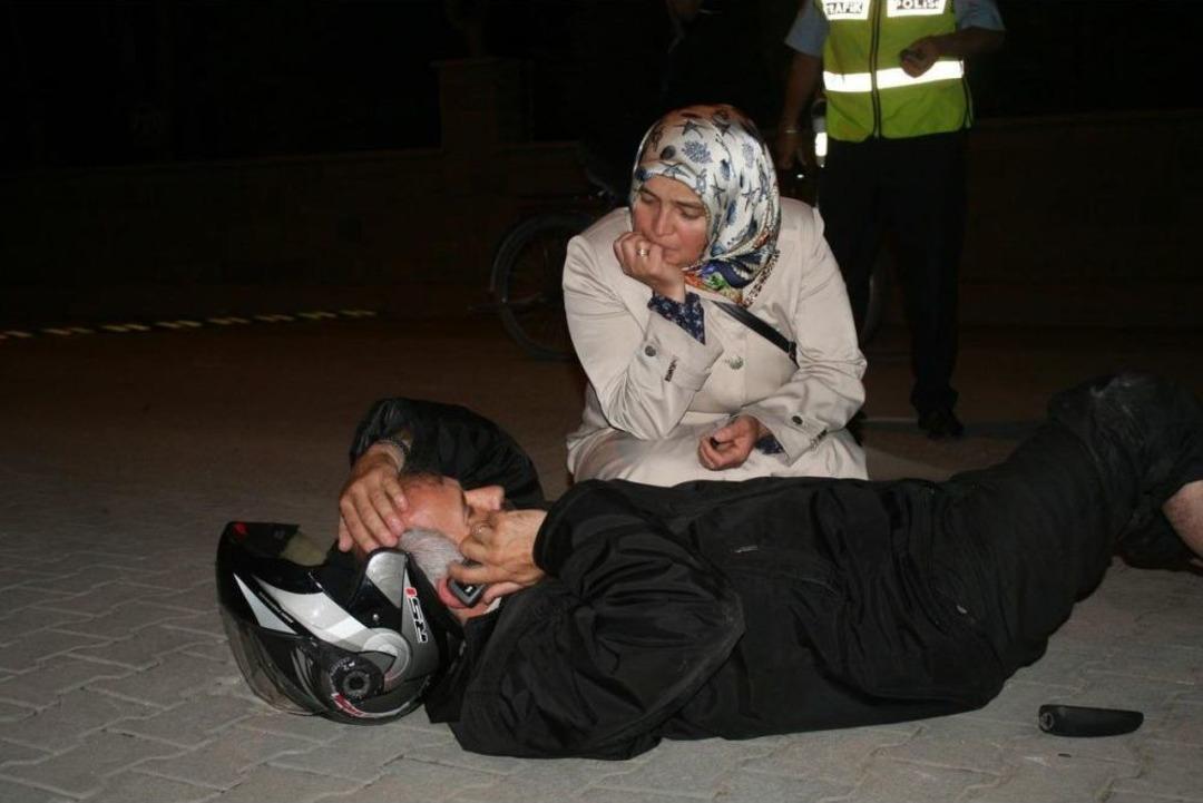 Yaralı Eşinin Yanından Ayrılmadı