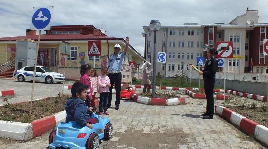 Anaokulu &Ouml;ğrencilerine Trafik Kuralları Anlatıldı