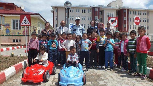 Anaokulu Öğrencilerine Trafik Kuralları Anlatıldı