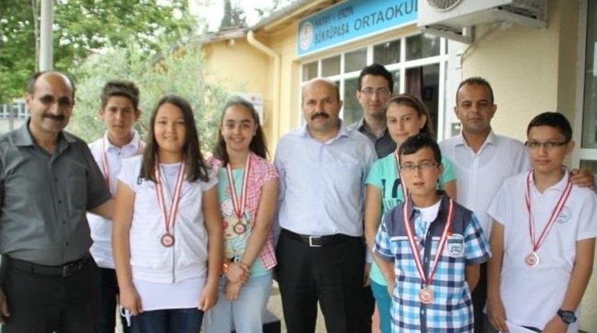 Kitap Okuma Sınavında Dereceye Girenlere &Ouml;d&uuml;l