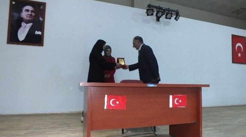 Pasinler&rsquo;de Kız Kuran Kursları Yılsonu Programı D&uuml;zenledi