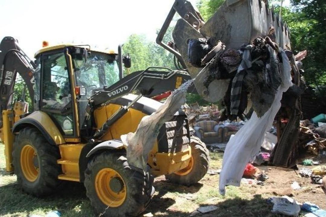 Akyazı Zabıtasından &Ccedil;&ouml;p Eve Operasyon