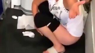 Uçakta 'idrar' krizi! Kimseye aldırmadan külodunu sıyırdı ve...