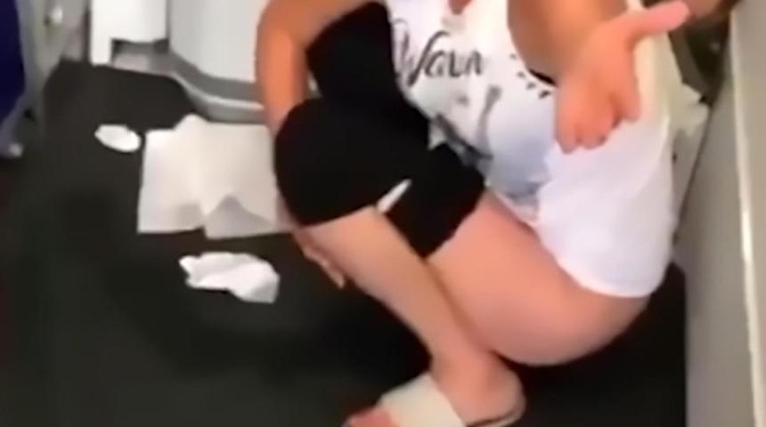 Uçakta 'idrar' krizi! Kimseye aldırmadan külodunu sıyırdı ve...