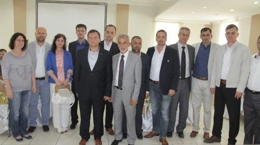 Oylar Eşit &Ccedil;ıktı, Başkanlığı Rakibine Bıraktı