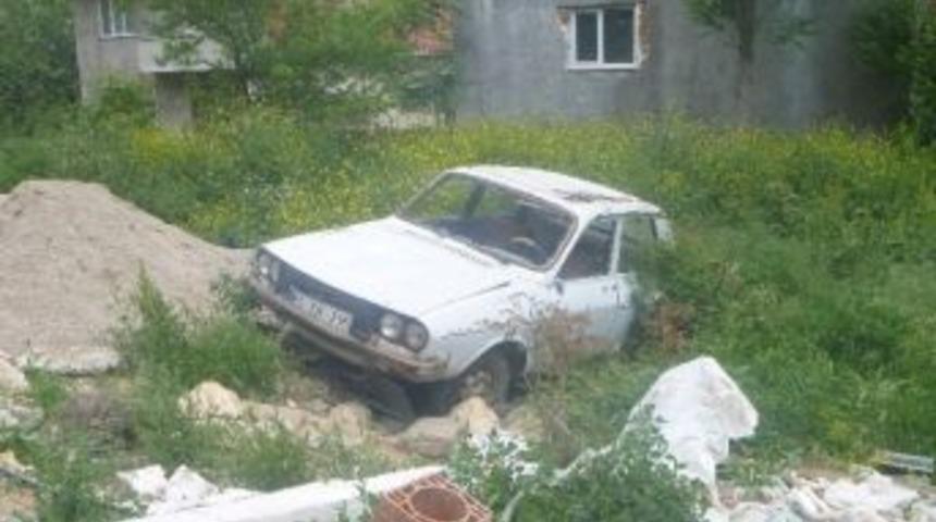 Bilecik&rsquo;te Hurda Ara&ccedil;lar Boş Arsalara Bırakılıyor