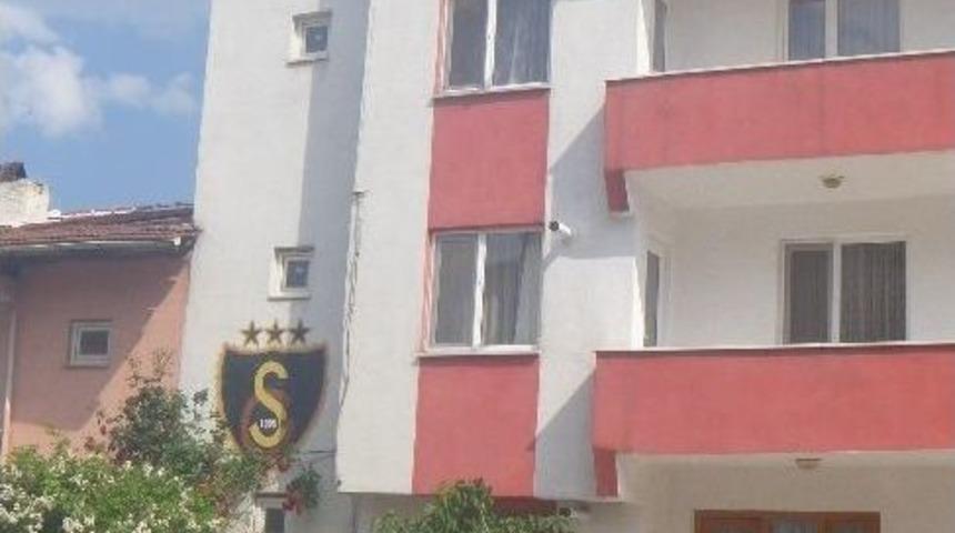 Bilecikli Fanatik Taraftarlar Evlerini Takımlarının Renk Ve Amblemleri İle S&uuml;sl&uuml;yor