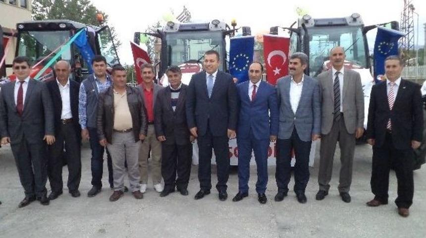 &Ccedil;ift&ccedil;iler Trakt&ouml;rlerini Teslim Aldı