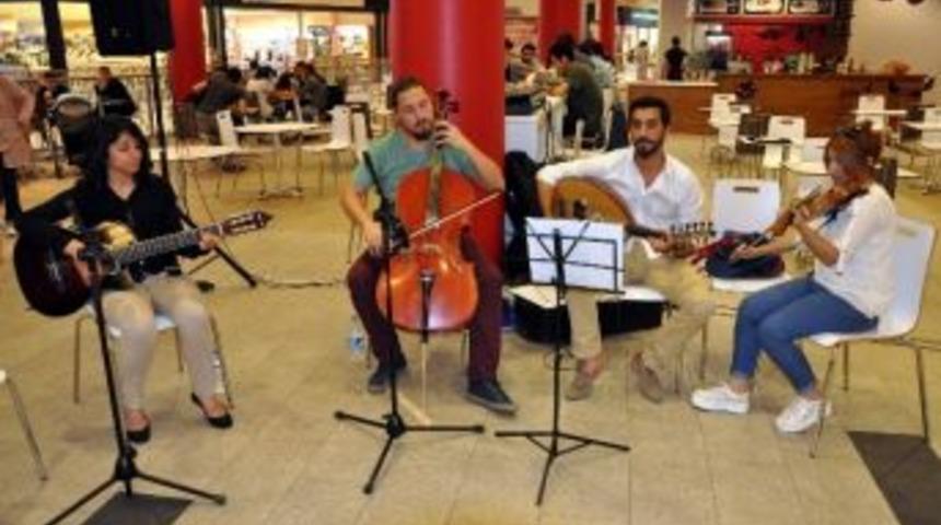Forum Gaziantep&rsquo;ten Ziyaret&ccedil;ilerine Canlı M&uuml;zik Keyfi