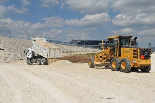 Hızlı Tren İstasyonu Yol Yapım Çalışmaları Devam Ediyor